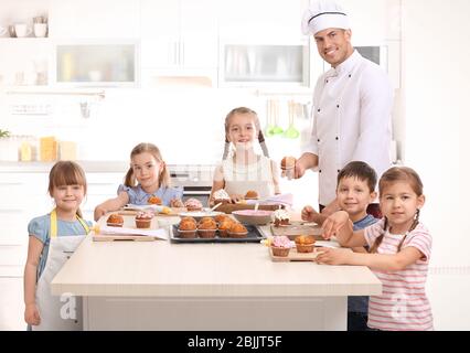 Gruppe der Kinder und Lehrer in der Küche während des Kochens Klassen Stockfoto