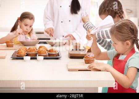 Gruppe der Kinder und Lehrer in der Küche während des Kochens Klassen Stockfoto