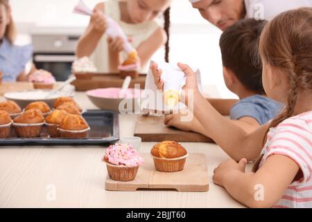 Gruppe der Kinder und Lehrer in der Küche während des Kochens Klassen Stockfoto