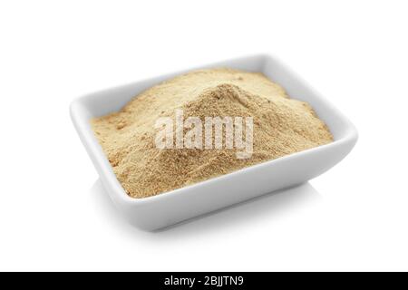 Schale mit Maca-Pulver, isoliert auf weiß Stockfoto