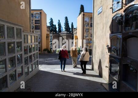 Barcelona, Spanien. April 2020. Tochter, ihr Mann und ein Familienfreund entlassen Ernestina, die ein Opfer von Covid-19 war. Sechs Wochen nach der Verordnung über den Alarmzustand sind Beerdigungen immer noch verboten. In Barcelona sind nur drei Personen zu Beerdigungen zugelassen. Quelle: SOPA Images Limited/Alamy Live News Stockfoto