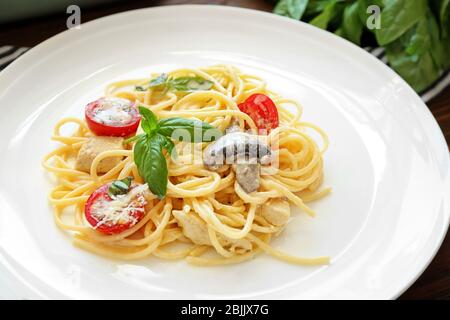 Teller mit köstlichen gerösteten truthahn tetrazzini, Nahaufnahme Stockfoto