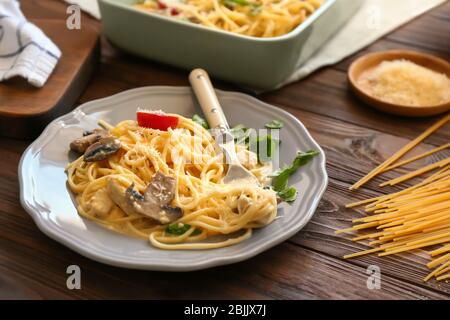 Teller mit köstlichen gerösteten truthahn tetrazzini auf dem Tisch Stockfoto