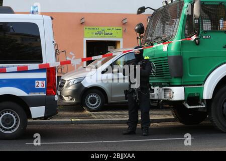 Berlin, Deutschland. April 2020. Polizei steht vor der Al-Irschad Moschee in Berlin. Bundesinnenminister Seehofer (CSU) hat ein Verbot der Hisbollah-Aktivitäten erlassen. Der schiitisch-islamistische Verein muss nun seine Aktivitäten in Deutschland einstellen. Polizeibeamte durchsuchten heute früh vier Moscheen und Verbände. Quelle: Christoph Soeder/dpa/Alamy Live News Stockfoto