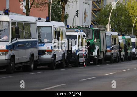 Berlin, Deutschland. April 2020. Einsatzkräfte stehen vor der Al-Irschad Moschee in Berlin. Bundesinnenminister Seehofer (CSU) hat die Hisbollah-Operationen verboten. Der schiitisch-islamistische Verein muss nun seine Aktivitäten in Deutschland einstellen. Polizeibeamte durchsuchten heute früh vier Moscheen und Verbände. Quelle: Christoph Soeder/dpa/Alamy Live News Stockfoto