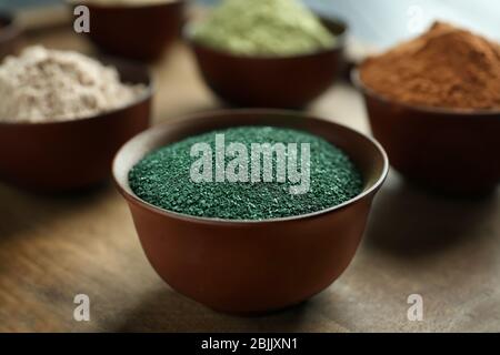Spirulina Pulver in Schüssel auf dem Tisch Stockfoto