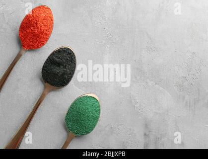 Verschiedene bunte Superfood Pulver in Löffeln auf dem Tisch Stockfoto