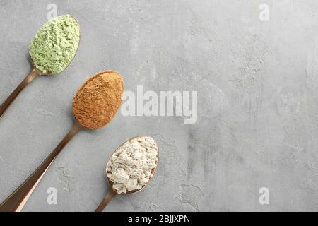 Verschiedene bunte Superfood Pulver in Löffeln auf dem Tisch Stockfoto