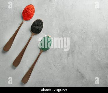 Verschiedene bunte Superfood Pulver in Löffeln auf dem Tisch Stockfoto