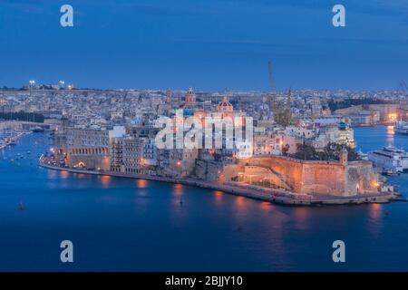 Valletta, Malta - 13. April 2012: Sonnenuntergang Blick von Valletta in Richtung der drei Städte, Malta Stockfoto