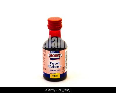Alberton, Südafrika - eine kleine Flasche Moirs rote Lebensmittelfarbe isoliert auf einem klaren Hintergrundbild mit Kopierraum im horizontalen Format Stockfoto