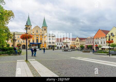 Zilina, Slowakei - 23. September 2013: Ansicht der Umwandlung der St. Paul Kirche, mit Stadtplatz, Einheimische und Besucher, in Zilina, Slowakei Stockfoto