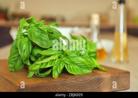 Grünes frisches Bio-Basilikum auf Küchentisch Stockfoto