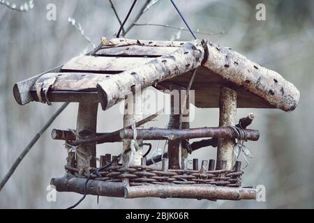 Vogeltisch hängt an einem Seil Stockfoto