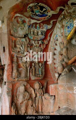 Tausende von Buddhas auf der linken und rechten Seite der tausendhändigen Guanyin Göttin (Letzte Tang Dynastie) Beishan Steinschnitzerei in Dazu Chongqing Stockfoto