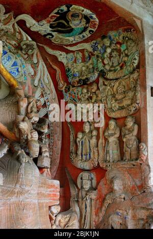 Tausende von Buddhas auf der linken und rechten Seite der tausendhändigen Guanyin Göttin (Letzte Tang Dynastie) Beishan Steinschnitzerei in Dazu Chongqing Stockfoto