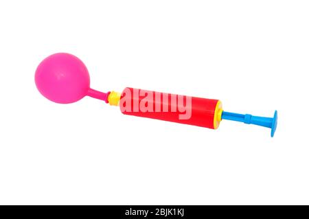 Luftpumpe und Ballon auf weißem Hintergrund. Stockfoto
