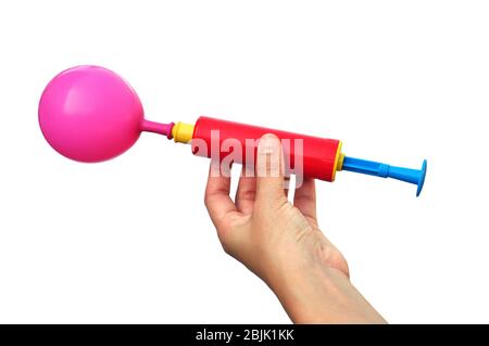 Luftpumpe und Ballon auf weißem Hintergrund. Stockfoto