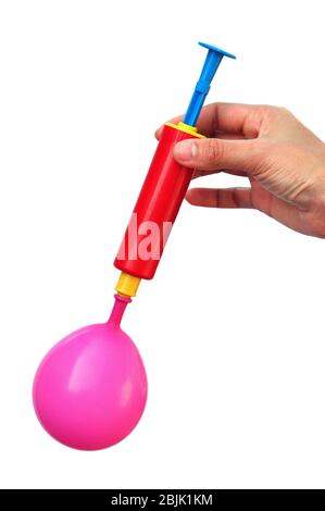 Luftpumpe und Ballon auf weißem Hintergrund. Stockfoto