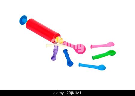 Luftpumpe und Ballon auf weißem Hintergrund. Stockfoto