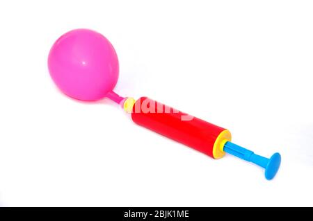 Luftpumpe und Ballon auf weißem Hintergrund. Stockfoto
