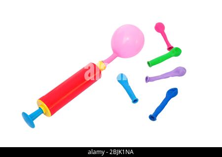 Luftpumpe und Ballon auf weißem Hintergrund. Stockfoto