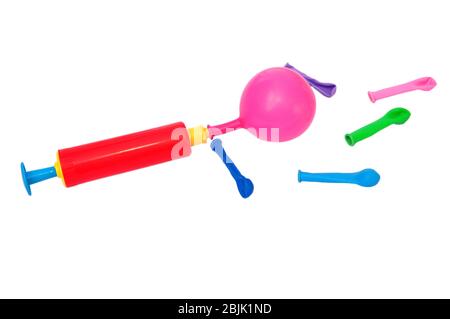 Luftpumpe und Ballon auf weißem Hintergrund. Stockfoto