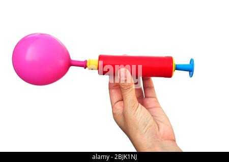 Luftpumpe und Ballon auf weißem Hintergrund. Stockfoto