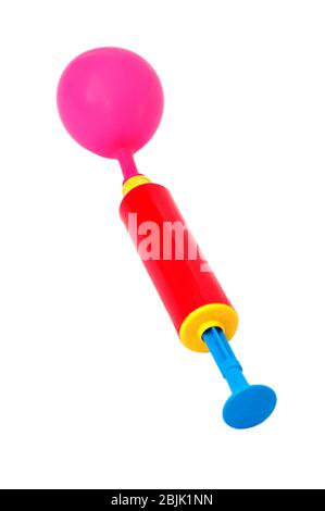 Luftpumpe und Ballon auf weißem Hintergrund. Stockfoto