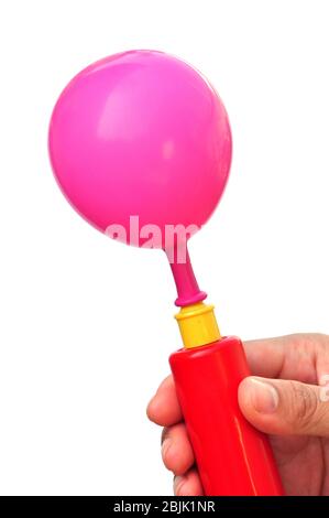 Luftpumpe und Ballon auf weißem Hintergrund. Stockfoto