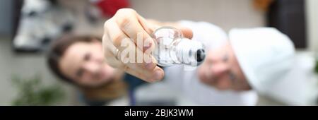 Männliche Haushälterin hilft, Glühlampe wechseln. Stockfoto