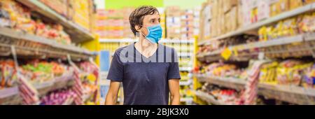 Alarmierte Mann trägt medizinische Maske gegen Coronavirus beim Lebensmitteleinkauf im Supermarkt oder Geschäft - Gesundheit, Sicherheit und Pandemie Konzept - junge Frau Stockfoto