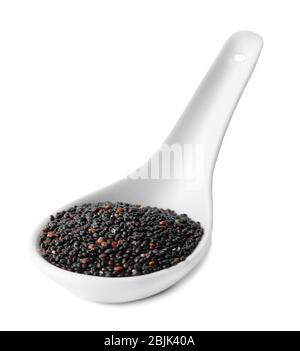 Schwarze Quinoa in Keramiklöffel auf weiß isoliert Stockfoto