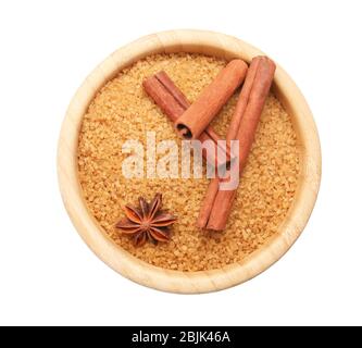 Süßer Zimtzucker in Schüssel auf weißem Hintergrund Stockfoto