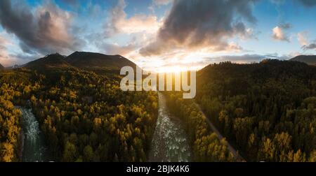 Luftpanoramic Blick auf das schöne Tal mit kanadischen Berglandschaft Stockfoto