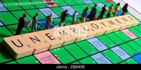 Arbeitslosigkeit Schlange, arbeitslos Konzept, Miniatur-Figuren auf einem Scrabble Board Hintergrund Stockfoto