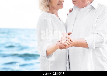 Glückliches älteres Paar auf See Stockfoto