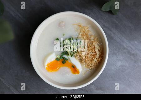Reisbrei, Reisbrei oder Congee in der Ansicht von oben Stockfoto