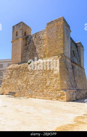 Blick auf ein altes Fort Gebäude (Wignacourt Tower), in Qawra, St. Pauls Bay, Malta Stockfoto