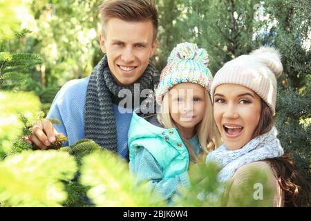 Glückliche Familie an Weihnachten Baum Markt Stockfoto