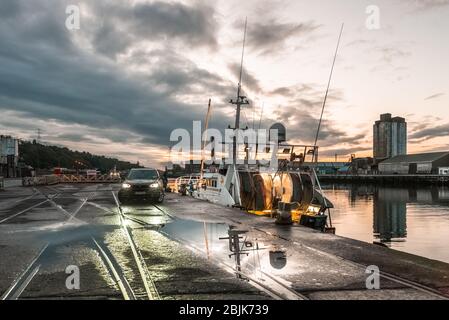 Cork City, Cork, Irland. April 2020. Trawler Rose of Sharon kurz nach der Rückkehr aus der Keltischen See vor Sonnenaufgang mit einem Fang von Hake und Witting am Horgan's Quay, Cork, Irland. Seit Ausbruch der Pandemie Covid-19 ist die Nachfrage in der Fischereiindustrie aufgrund der Sperrung, die zur Schließung von Restaurants und Hotels geführt hat, um 60 % gesunken. - Credit; David Creedon / Alamy Live News Stockfoto