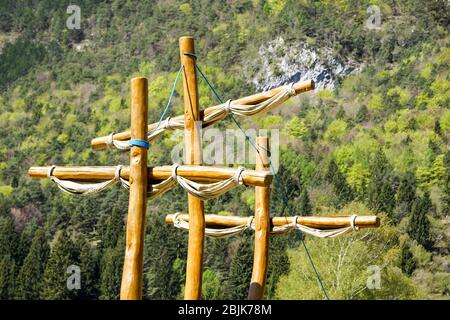 Detail auf dem hölzernen Kinderspielplatz in der Natur im Öko-Park. Stockfoto