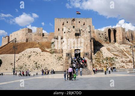 Aleppo Schloss befindet sich in Syrien. Die Burg wurde im Mittelalter erbaut. Das Schloss ist in die UNESCO-Welterbeliste aufgenommen. Stockfoto