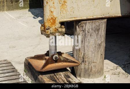 Hydraulischer Fuß des Krans. Ausfahrende Stabilisator des verlängerten Seitenwagens. Unterstützung für mobilen Teleskopkran Stockfoto