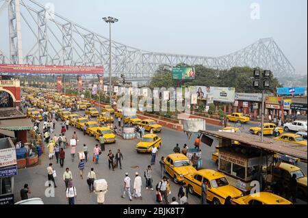 01.12.2011, Kalkutta, Westbengalen, Indien, Asien - erhöhte Ansicht der Howrah Brücke über den Hugli Fluss vom Howrah Junction Bahnhof. Stockfoto