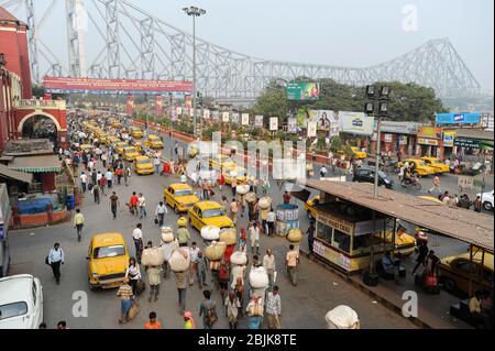 01.12.2011, Kalkutta, Westbengalen, Indien, Asien - erhöhte Ansicht der Howrah Brücke über den Hugli Fluss vom Howrah Junction Bahnhof. Stockfoto