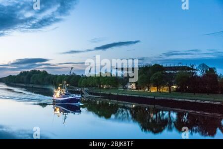 Cork City, Cork, Irland. April 2020. Trawler Rose von Sharon fährt vor Sonnenaufgang den Fluss Lee hoch, um ihren Fang von Whiting und Hake am Horgan's Quay in Cork, Irland, zu entladen. Seit Ausbruch der Pandemie Covid-19 ist die Nachfrage in der Fischereiindustrie aufgrund der Sperrung, die zur Schließung von Restaurants und Hotels geführt hat, um 60 % gesunken. - Credit; David Creedon / Alamy Live News Stockfoto