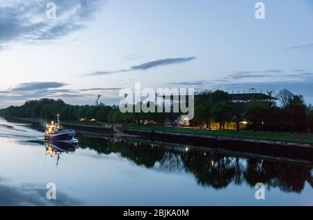 Cork City, Cork, Irland. April 2020. Trawler Rose von Sharon fährt vor Sonnenaufgang den Fluss Lee hoch, um ihren Fang von Whiting und Hake am Horgan's Quay in Cork, Irland, zu entladen. Seit Ausbruch der Pandemie Covid-19 ist die Nachfrage in der Fischereiindustrie aufgrund der Sperrung, die zur Schließung von Restaurants und Hotels geführt hat, um 60 % gesunken. - Credit; David Creedon / Alamy Live News Stockfoto