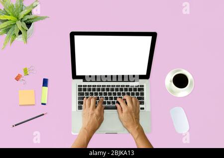 Top View Notebook Computer und Kaffeetasse mit Bleistift auf rosa Hintergrund. Stockfoto