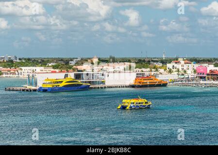 San Miguel de Cozumel, Mexiko - 25. April 2019: Blick auf den Fähranleger Playa del Carmen - Cozumel. Stockfoto